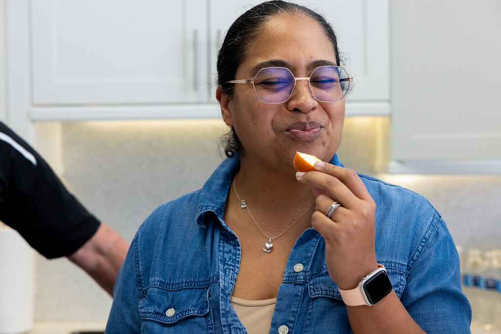 woman eating apple